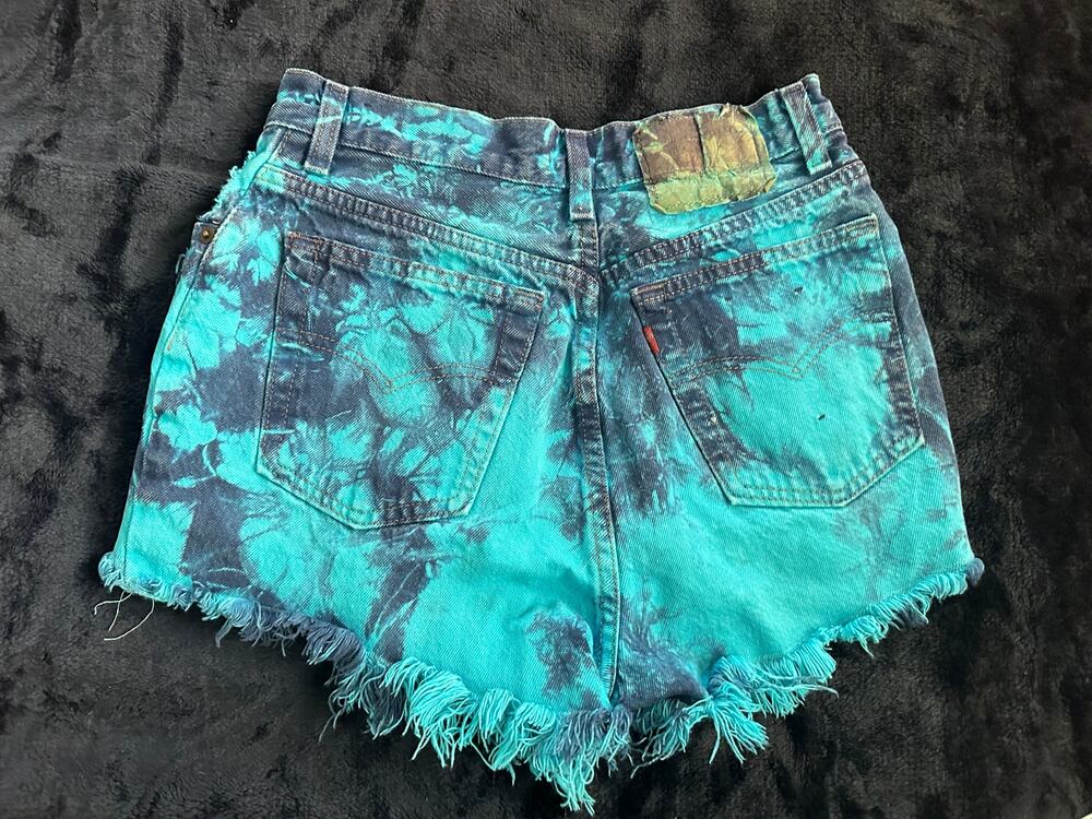 VINTAGE TIE DYE TURQUOISE LEVI'S RED TAB DENIM CUTOFF DAISY DUKE SHORTS